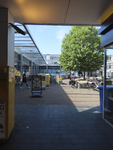 902476 Gezicht door de ingang aan de Oranjelaan op winkelcentrum Mereveldplein te De Meern (gemeente Utrecht).
